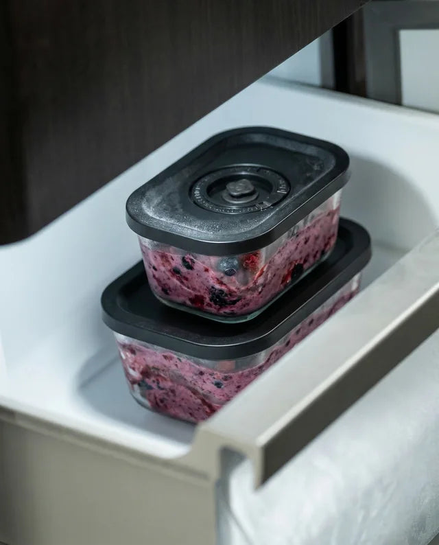 STOQガラス容器に入ったベリーアイス