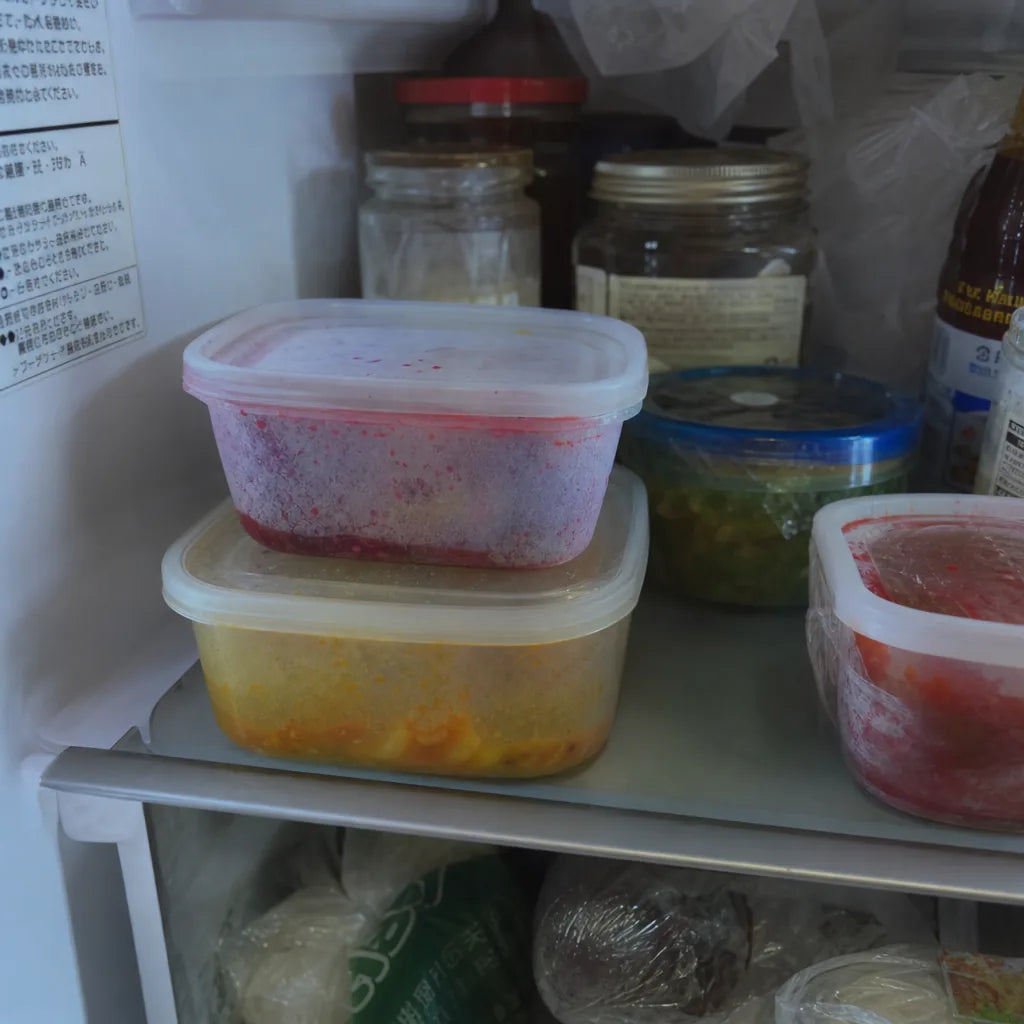 前の料理の色が残ってしまったプラスチック容器