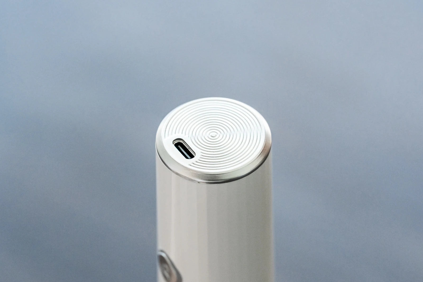 同心円加工とUSB-C充電口の実写